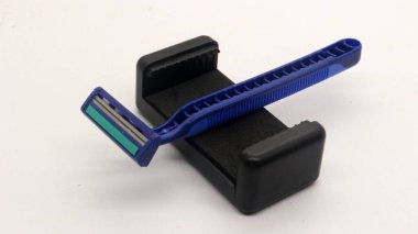 Mavi bıyık ve sakal kesicisi beyaz arka planda izole edilmiş.