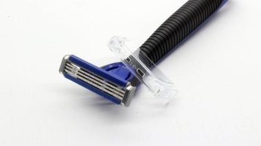 Mavi bıyık ve sakal kesicisi beyaz arka planda izole edilmiş.