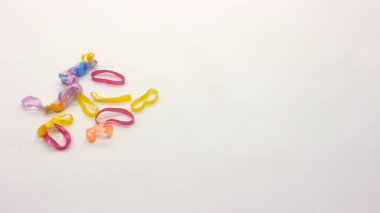 Beyaz arkaplanda izole edilmiş renkli saç bağları