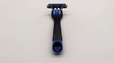 Mavi bıyık ve sakal kesicisi beyaz arka planda izole edilmiş.