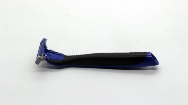 Mavi bıyık ve sakal kesicisi beyaz arka planda izole edilmiş.