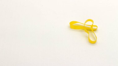 Beyaz arkaplanda izole edilmiş renkli saç bağları