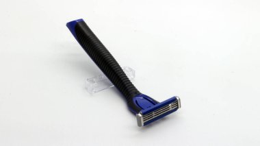 Mavi bıyık ve sakal kesicisi beyaz arka planda izole edilmiş.