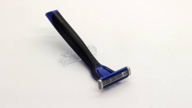 Mavi bıyık ve sakal kesicisi beyaz arka planda izole edilmiş.