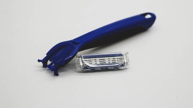 Mavi bıyık ve sakal kesicisi beyaz arka planda izole edilmiş.