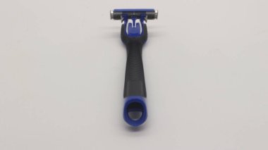 Mavi bıyık ve sakal kesicisi beyaz arka planda izole edilmiş.