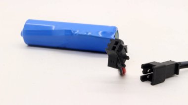 Soket ve şarj kablosu ile şarj edilebilen AA pil.