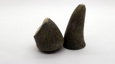 Kırık taş öğütücü, kırık taştan yapılmış el değirmeni, beyaz bir arka plan..