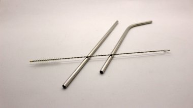 Demir pipetler ve temizleyiciler, beyaz arka planda demir pipetler ve temizleyiciler..