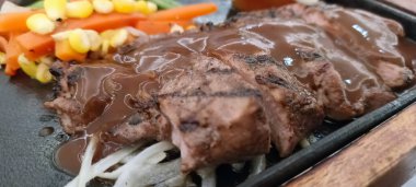 Restoran masasında servis edilen biftek, pirinç ve sebzeleri yakından izleyin.