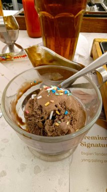 Küçük bir kasede serpiştirilmiş çikolatalı dondurma