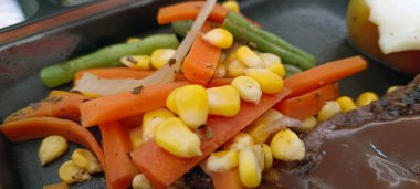 Biftek ocağında sebze salatası.