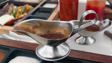 Biftek sosu dökmek için bardağı kapat.