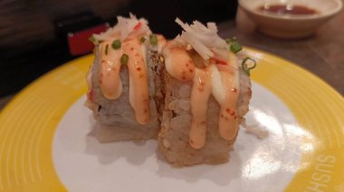 Restoranda yemeye hazır küçük bir tabakta suşi.