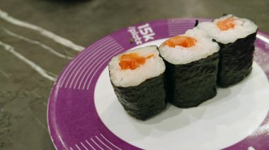 Restoranda yemeye hazır küçük bir tabakta suşi.