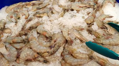 Süpermarkette buzla soğutulmuş taze karidesler.