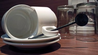 Masada kahve ve çay yapmak için boş bardaklar ve küçük tabaklar