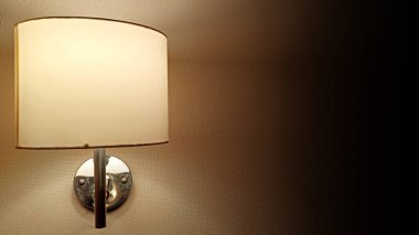 Odadaki zarif başucu lambasının manzarasını kapat.