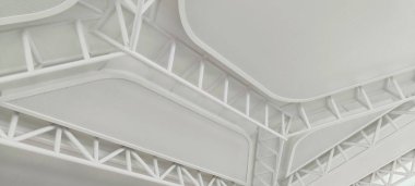 Beyaz ve temiz estetik bina tavanı arka plan olarak kullanılmak için uygundur