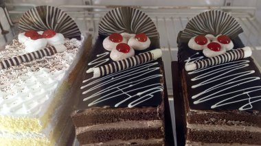 Pastanede çeşitli tatlardan lezzetli kekler sergileniyor.