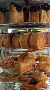 Cromboloni kekleri ve pastanede sergilenen çeşitli lezzetli kekler.