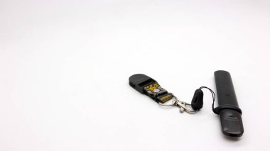 Siyah yelek ya da askılı elektronik sigara, beyaz arka plan