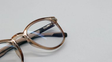 Yeni gözlük beyaz arkaplan ile kahverengi.