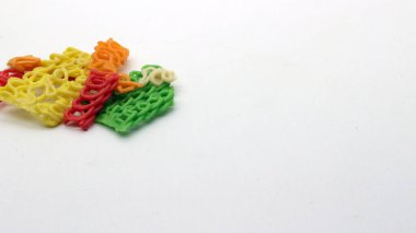 Beyaz arkaplanda renkli krakerler ya da kızarmamış krupuk izole edilmiş