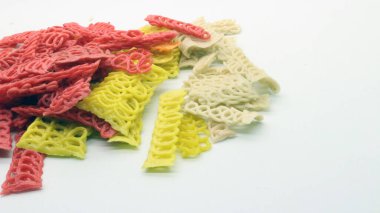 Beyaz arkaplanda renkli krakerler ya da kızarmamış krupuk izole edilmiş