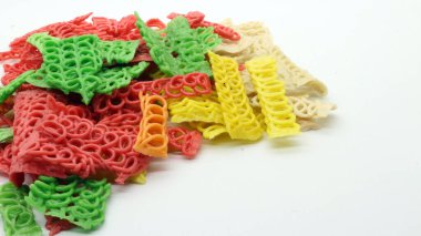 Beyaz arkaplanda renkli krakerler ya da kızarmamış krupuk izole edilmiş