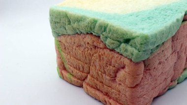 Dilimlenmiş gökkuşağı ekmeği beyaz arka planda izole edilmiş