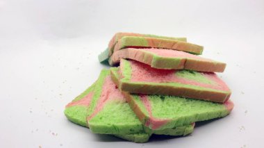 Dilimlenmiş gökkuşağı ekmeği beyaz arka planda izole edilmiş