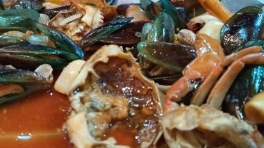 Yengeç kabuklu çeşitli deniz ürünleri tabaklarını kapatın.