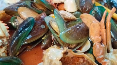 Yengeç kabuklu çeşitli deniz ürünleri tabaklarını kapatın.