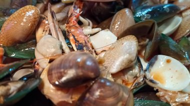 Yengeç kabuklu çeşitli deniz ürünleri tabaklarını kapatın.
