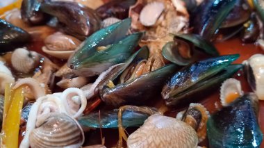 Yengeç kabuklu çeşitli deniz ürünleri tabaklarını kapatın.