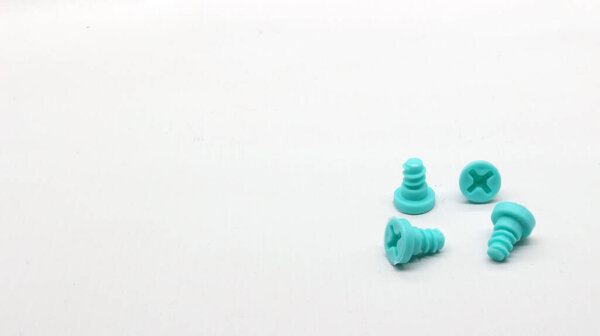 Голубая отвертка игрушка и орехи изолированы на белом фоне
