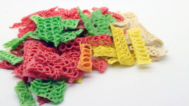 Beyaz arkaplanda renkli krakerler ya da kızarmamış krupuk izole edilmiş