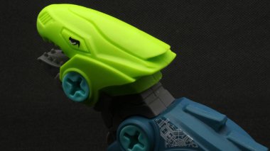 Dinozor robot oyuncağı siyah arkaplanda izole edildi