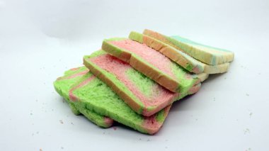 Dilimlenmiş gökkuşağı ekmeği beyaz arka planda izole edilmiş