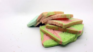 Dilimlenmiş gökkuşağı ekmeği beyaz arka planda izole edilmiş