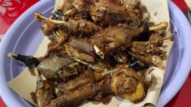 Kızarmış ördeği tabakta yakın, Endonezya yemeği pirinçle yemeye hazır.