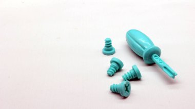 Mavi tornavida oyuncağı ve fındıklar beyaz arka planda izole