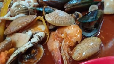 Yengeç kabuklu çeşitli deniz ürünleri tabaklarını kapatın.