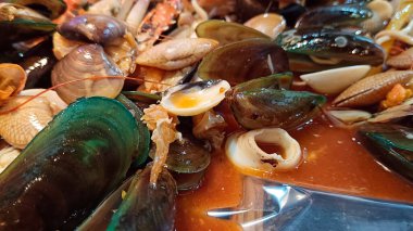 Yengeç kabuklu çeşitli deniz ürünleri tabaklarını kapatın.