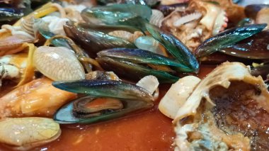 Yengeç kabuklu çeşitli deniz ürünleri tabaklarını kapatın.