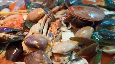 Yengeç kabuklu çeşitli deniz ürünleri tabaklarını kapatın.