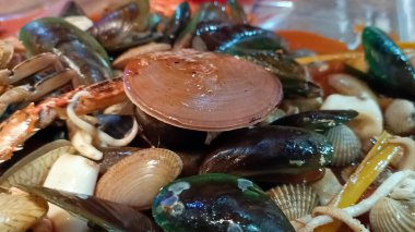 Yengeç kabuklu çeşitli deniz ürünleri tabaklarını kapatın.