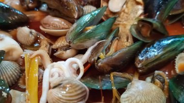 Yengeç kabuklu çeşitli deniz ürünleri tabaklarını kapatın.