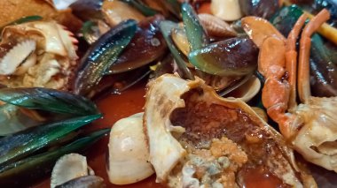 Yengeç kabuklu çeşitli deniz ürünleri tabaklarını kapatın.